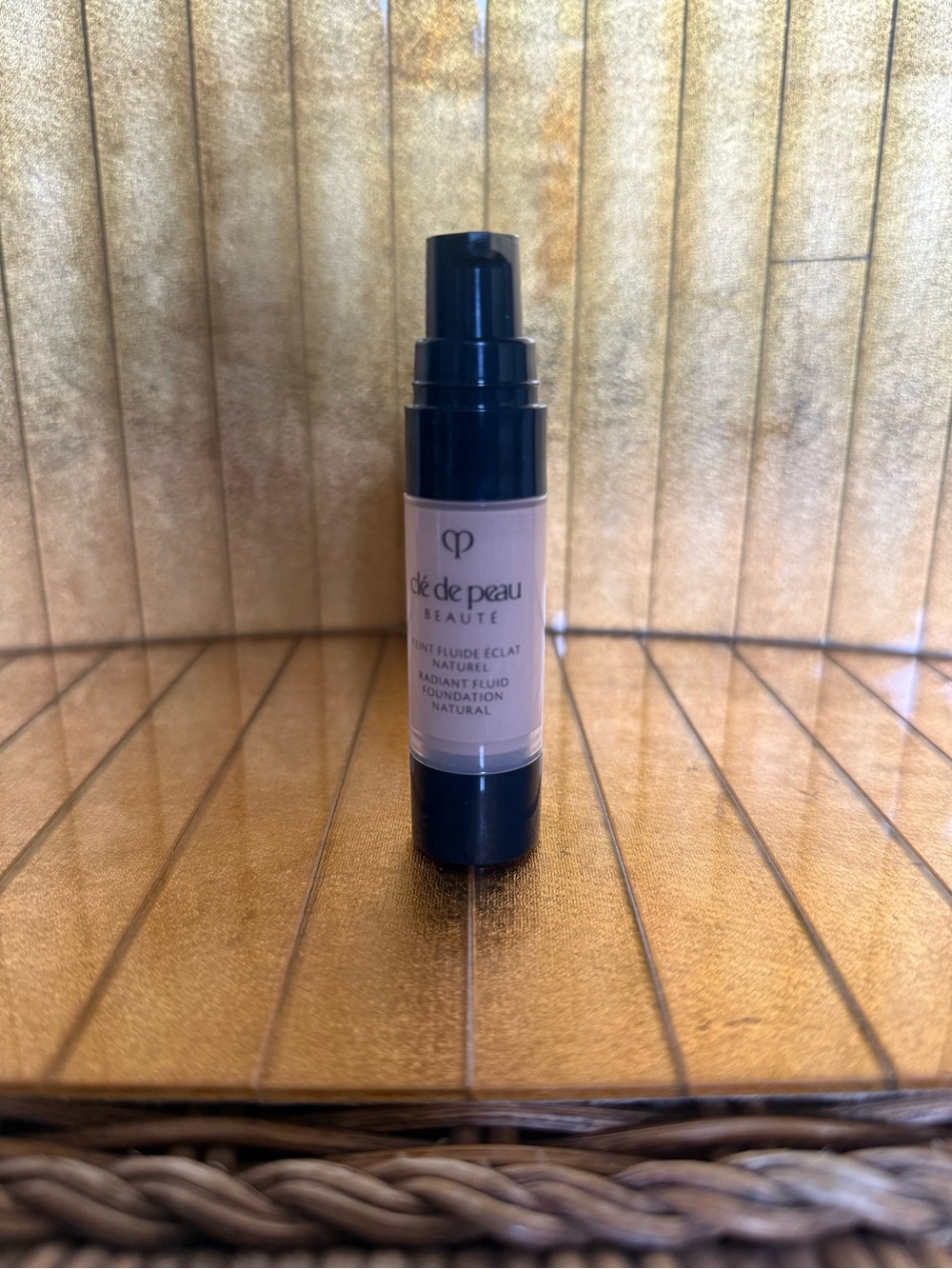 Cle de peau B 10 fluid natural radiant fluid foundation new